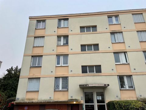 In this building of the 70s close to nursery schools, primary, middle and high schools. 15min walk from Taverny station (line H), an apartment of 80m2 composed of a living room, kitchen, bathroom, 3 bedrooms and separate toilet. To complete this prop...
