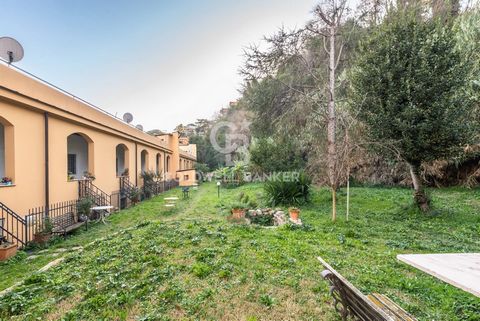 Coldwell Banker säljer exklusivt en fristående lägenhet i en bostadsrätt med stora grönområden på Viale Trastevere. Byggnaden har genomgått en totalrenovering med 110% bonus, fastigheten ligger på den stora bostadsrättsterrassen, även renoverad, på c...