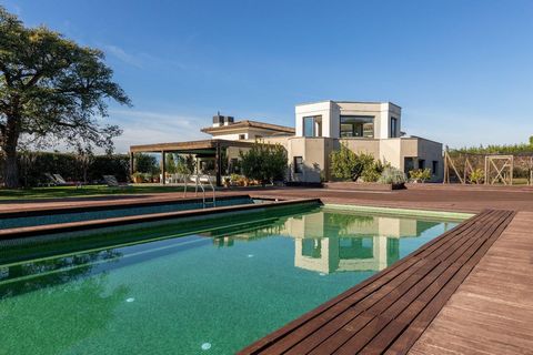 Villa Peralada, located in the heart of the Empordà, in the Golf de Peralada, one of the most prestigious golf courses in Catalonia. A high-level residence, ideal for a holiday home as a main residence. The plot is located at the top of the golf cour...