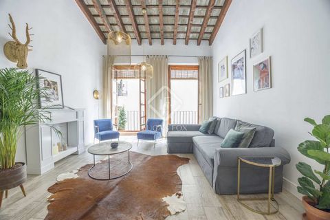 Lucas Fox presents this duplex located in an emblematic classic building from 1890, which was completely renovated in 2000. The property is located in the same neighbourhood as the Central Market, in the centre of the city, on the third and last floo...