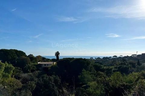 House of 275 m2 divided into several apartments to renovate - Land of 1651 m2 - 6 bedrooms - 5 bathrooms Great potential for a house located a stone's throw from the beaches of Pampelonne. Sea view from upstairs, east facing. Property divided into 4 ...