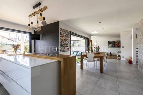 Beach and city center on foot for this contemporary of more than 160m2 with great amenities. The entrance leads to a beautiful living room of 64m2 opening onto a kitchen with central island. Large bay windows with pockets open onto a very pleasant te...
