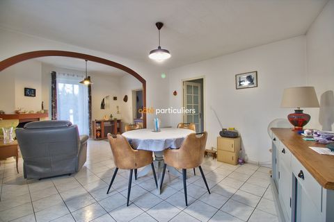 In the town of Mortagne S / Gironde and a few steps from its port is this pretty bungalow of 75m2 whose double glazed PVC frames were changed two years ago. With a sober and efficient composition, it offers a living room of 25m2 and an adjacent kitch...