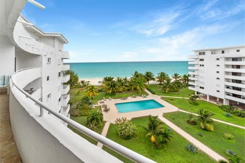 Bara några steg från havet ligger denna gated lägenhet på en av de finaste stränderna på Grand Bahama. Njut av utsikten från en stor balkong, perfekt för underhållning, och dra nytta av denna vackra lägenhet. Ring Nikolai Sarles på ... för mer inform...
