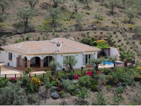 This fantastic villa is set in a peaceful area but less than ten minutes drive from the village of Cómpeta. The property has beautiful views over the surrounding verdant countryside and up to the Sierras. The living area of this superb property compr...