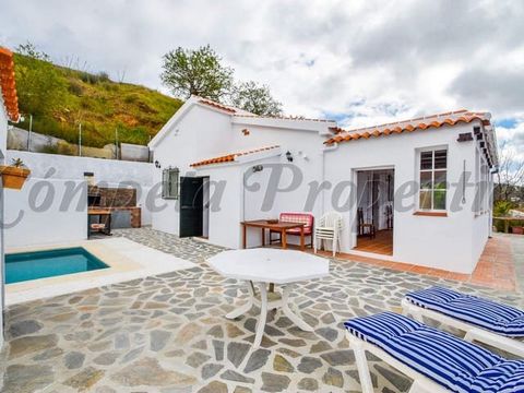 Charming villa with plunge pool. Open plan living room/kitchen, 2 double bedrooms, a bathroom, a conservatory and a toilet in the pool area. There is a BBQ. Junta de Andalucia registration nr: VTAR/MA/03011.