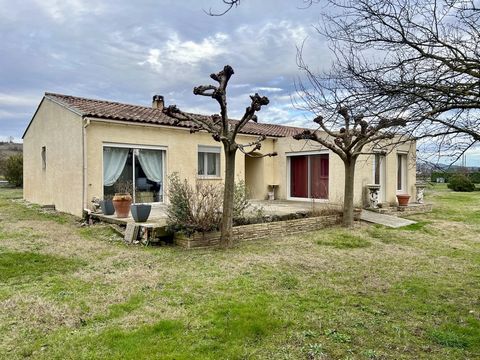Situated on the outskirts of a village close to Limoux, a comfortable family home comprising 3/4 bedrooms, one with an en suite shower room; there is a further shower room and separate WC, a large open plan living room with wood burning stove, a sunn...