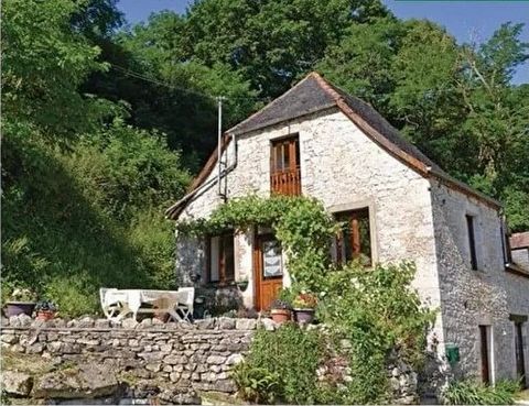 Summary Character stone house to RENOVATE Ideal for creating a gîte. Possibility of creating 5 bedrooms. 3 shower rooms Location 15 minutes from Rocamadour, Padirac and Martel chasm. 5 minutes from the Lacave caves Access 30 minutes from Brive La Gai...