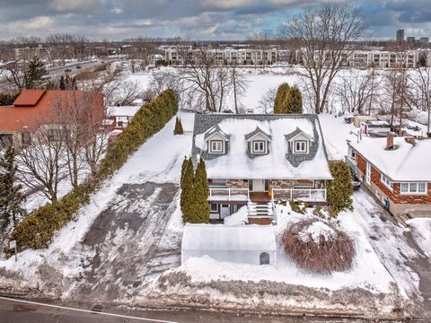 Bordered by the L'Assomption River (navigable) flowing into the St. Lawrence River, take advantage of the 100-foot dock that can accommodate 3 boats, with the possibility of renting spaces at $50/foot. Located on a lot of more than 10,900 sq. ft., th...
