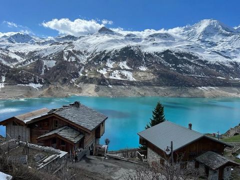 Superb authentic, semi-detached house 10 min from VAL D'ISERE and 10 min from Tignes les Boisses in quiet hamlet is very sunny; with incredible views of Lac du Chevril possibility of redoing the roof and creating an additional 17 m2 of living space F...