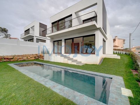 Maison insérée dans un lotissement de seulement cinq villas individuelles, cette villa est insérée dans un terrain de 340 m2. Maison d'architecture contemporaine, avec une excellente exposition au soleil Est / Sud / Ouest. Situé dans un quartier calm...