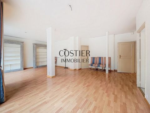 Discover this bright 3/4 room apartment with a surface area of 100 m2 (including 26 m2 of surface area for commercial use, ideal for office or seasonal rental) on the first floor of a beautiful condominium. It is composed of an entrance hall with sto...