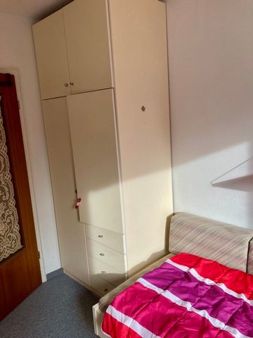 Cosy private room in comfortable apartment in a green and freindly living area in Hannover. The room is equipped with a comfortable bed with a new mattress, desk, wardrobe, individually controllable heating and window shades. Tenants (max. 4 internat...