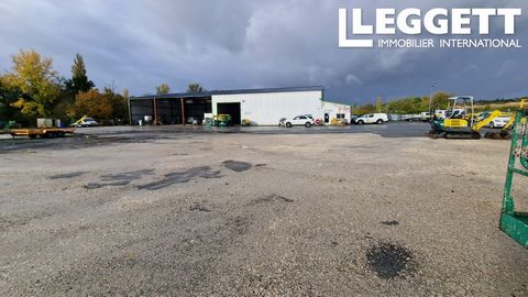 A25909SOC24 - Set on over 9,000 m² of land, this business premises is divided into two areas. the 1st comprising a 1000 m² industrial building. Currently let with commercial space, office, and covered warehouse of over 600m2 and enclosed car park. Th...