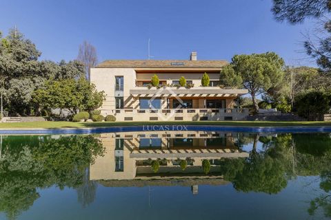 Lucas Fox is proud to present this exclusive contemporary style house in the luxurious Montealina development in Pozuelo de Alarcón. It has an area of 980 m² built on a 2,500 m² plot with spectacular views. Near the access to the Montealina residenti...