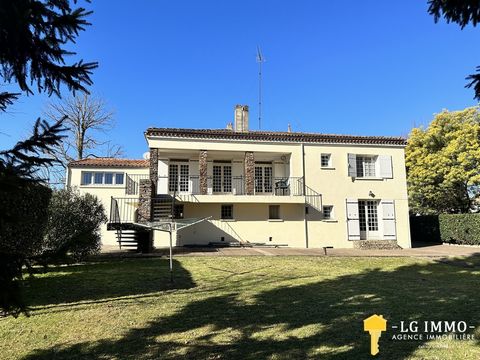 Ludovic GARÉCHÉ only offers you at LG IMMO this house of 205 m2 of living space on two levels. The ground floor comprises a glass entrance of 14.60 m2, an office of 24.30 m2 with water point, a laundry room of 9 m2 and a boiler room of 7.40 m2. To co...