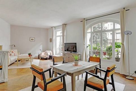 In a fine freestone building near the Rambuteau metro station, ravishing 4-room apartment of 106.89 m² >1m80, on the 1st floor reached by lift. It is comprised of an entrance hall, a double reception room of 37 m² overlooking the street (ceiling 3 me...