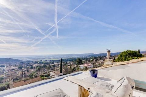 Éguilles, in the heart of the village, town house of 120m2 on 4 levels completely renovated by an architect. On the 1st level, entrance, American kitchen opening onto the living room. On level 2, 2 bedrooms, 1 bathroom. On level 3, a large master wit...