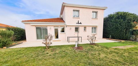 AUTHENTIQUE IMMO is pleased to offer you, north of Clermont-Ferrand, in a quiet and pleasant area, close to all amenities, this large villa of 175m2 of living space, very qualitative by its construction, as well as its interior fittings, everything i...