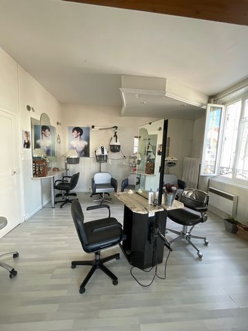 Business to be sold in Limoges, due to retirement. Salon established since 2004 in the district of Grand Treuil, with a loyal clientele. Beautiful hairdresser of 68 m2 in good condition, with a beautiful showcase. Two spaces with 5 hairdressing stati...