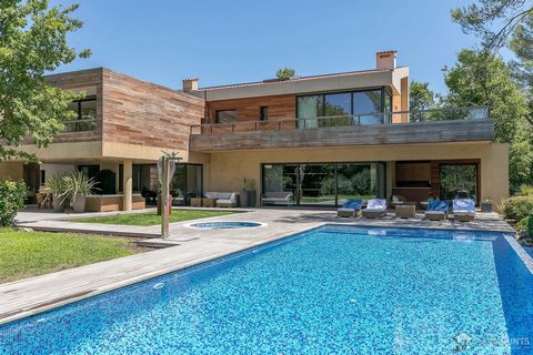 Situated in the heart of the most beautiful French golf clubs (2 x 18 holes) this magnificent property of approximately 514 m2, designed by the world-renowned architect features 5 spacious en-suite bedrooms, one en-suite master bedroom with double dr...