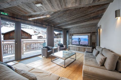 Elegant apartment of 141 sq.m located in the center of Morzine, in the main shopping street of the village. It consists of 3 beautiful en suite bedrooms, one of which is a family suite (double bed and bunk bed). All are decorated in a sober and chic ...