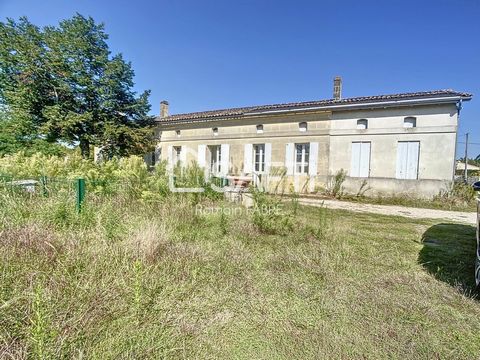 Située à Cézac, dans un cadre paisible à 30 minutes de Bordeaux, cette maison en pierre pleine d'histoire offre un terrain de presque 1000 m² et une exposition plein sud, idéale pour profiter d'une luminosité naturelle toute la journée. Proche des éc...