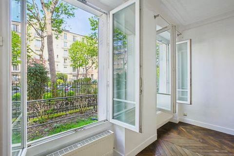 A Saint-Mandé à proximité immédiate du bois de Vincennes, ce bel appartement de 54m2 avec son jardin privatif de 20m2. Avec son plan idéal, sans aucune perte de place, il se compose : d’une entrée, d’un séjour-salle à manger, de deux chambres, d’une ...