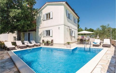 Wunderschöne Villa mit Swimmingpool nur 500 Meter vom Meer entfernt , mit herrlichem Meerblick , in der Gegend von Rabac! Die Villa wurde 2008 gebaut. Diese stilvoll gestaltete großzügige Villa verfügt über eine Gesamtfläche von 199 m2 und besteht au...