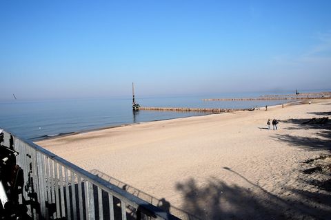 Zeer verzorgde kleine bungalow met terras en mooi terrein; hier kunt u heerlijk ontspannen in de frisse lucht. Een gezellige zithoek, die indien nodig kan worden omgebouwd tot slaapbank, en een slaapkamer met twee bedden bieden plaats aan vier person...