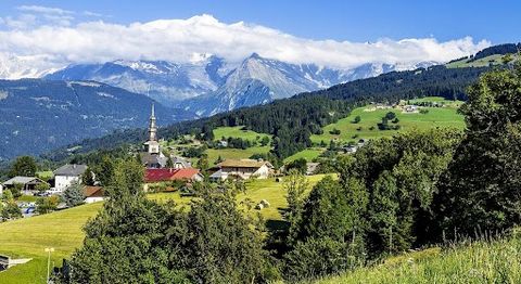 Hauts de Combloux. Vue exceptionnelle sur le Mont-Blanc. Chalet historique du célèbre architecte Henry Jacque Le Même. Superficie habitable 240 m². Comprenant : Double salon ouvrant sur grande terrasse avec vue Mont-Blanc, cheminée, cuisine, 5 chambr...