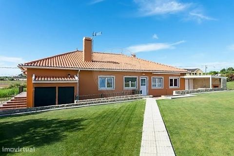 Single storey house T5 on a plot of 3950 m2, fully equipped and furnished with garage for 3 cars, annex, patio and gardens, located in Sobral, Lourinhã. Located on a plot of 3950 m2, fully urbanizable, this magnificent property, in rigorously impecca...