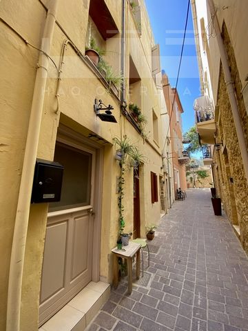 Affascinante casa con 3 camere da letto e terrazza panoramica in vendita nel quartiere ebraico, nella città vecchia di Chania. Immersa nel cuore dello storico quartiere ebraico di Chania, questa casa semi-indipendente di 110 mq a due piani offre un'a...