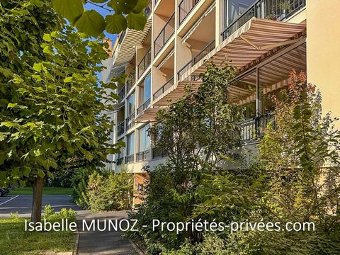 Quartier Oradou à Clermont-Ferrand, appartement lumineux F5 avec 4 chambres, grande pièce de vie s'ouvrant sur un balcon-terrasse plein Ouest, cuisine, salle de bain, salle d'eau, WC et de nombreux placards. Un garage fermé avec prise électrique et u...