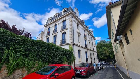 Idéalement situé sur le secteur prisé du Jardin Henri Vinay, découvrez ce bel Appartement ancien d'environ 159m2 vendu loué. Bénéficiant d'une belle hauteur sous plafond, complétée par ses moulures, vous serez séduits par son cachet de l'ancien. Au 1...