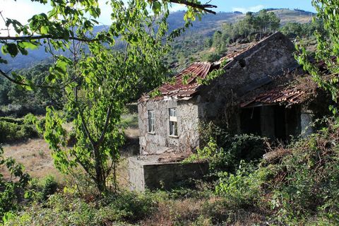 A 5 minutos da cidade de Covilhã encontramos com a sua fachada exposta a sul, vistas desafogadas sobre a Cova da Beira e no horizonte a imponente Serra da Gardunha, uma típica casa de 2 pisos, de construção em granito, a necessitar de obras de restau...