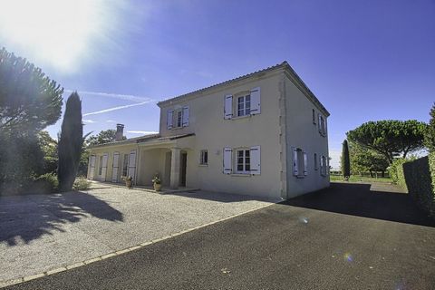 Belle propriété de cinq chambres au calme vec piscine