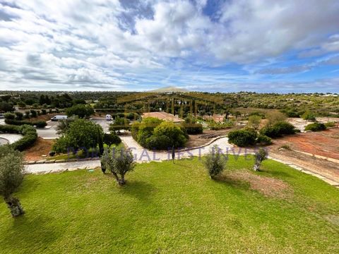 Luxuswohnung in einem Golfresort an der Algarve: ein exklusiver Kurzurlaub Stellen Sie sich eine Oase der Ruhe und Raffinesse vor, in der das leuchtende Grün der Golfplätze auf das intensive Blau des Meeres der Algarve trifft. Diese Maisonette-Wohnun...