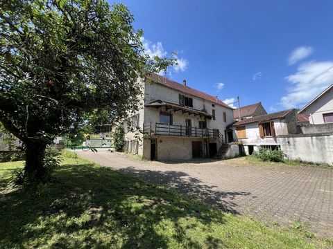 Hautes-Côtes de Nuits-Saint-Georges : maison à rénover entièrement comprenant 2 logements élevés sur caves voûtées. Greniers. Dépendances. Le tout sur terrain arboré de plus de 1300 m2 bordé par rivière. Features: - Garden