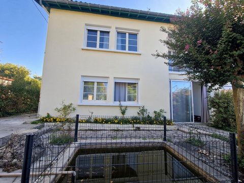 Dans un lotissement calme sur Villenave d'Ornon, proche du tram C, sur une parcelle d'environ 517 m2 venez découvrir cette maison d'environ 83 m2 à étage. Maison comprenant au RDC une véranda d'accueil donnant accès à une entrée, un salon/séjour, une...