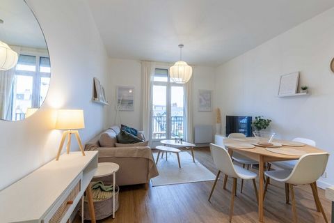 Ce splendide appartement entièrement équipé avec balcon peut accueillir confortablement jusqu'à quatre personnes. Idéalement situé à seulement cinq minutes à pied de la célèbre plage de Deauville, il offre un cadre idyllique pour profiter des joies d...