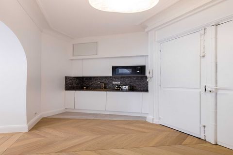 Welcome to our superb, completely refurbished 55m2 flat with 2 bedrooms, one of which is a master suite with en suite bathroom. It can accommodate up to 6 people and has all the modern facilities you need for your stay. Located in the 16th arrondisse...