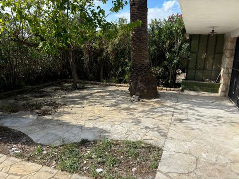 PALMERAS IMMO VERKAUFT: Einfamilienhaus, zu renovieren mit 1 sehr hellen Etage und mit Garten. Es hat: Wohnzimmer 2 Schlafzimmer , Separate Küche 1 komplettes Badezimmer. Platz für einen Stellplatz. alle Dienstleistungen (CAP, Schulen, Supermärkte, B...