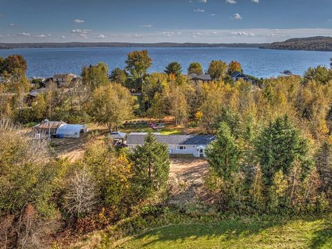 Do you want to own a turnkey property with mountain views and a private beach at the beautiful Lac Maskinongé just a 3-minute walk away? Treat yourself to this dream life in a peaceful location with no immediate neighbors.SHORT-TERM RENTAL PERMITTED ...