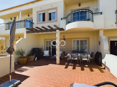 Unieke woning op het zuiden exclusief voor O & O Praia da Luz, West Algarve Dit ongewoon grote geschakelde herenhuis met 3 slaapkamers en 2 badkamers en een eigen interne garage, is gelegen in het hart van Praia da Luz en op slechts een korte wandeli...