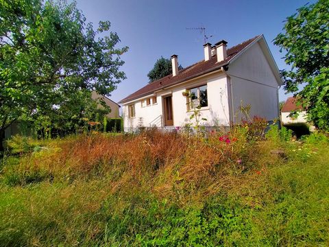 72190 La Trugalle commune de Neuville sur Sarthe maison sur sous sol total, individuelle, exposée Est Ouest, comprenant 2 chambres. Possibilité d'extension. Une entrée mène sur une cuisine aménagée et équipée, un WC, un séjour double, deux chambres, ...