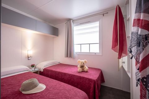 Ontdek het perfecte familieverblijf in ons vakantiehuis van 32 m², geschikt voor maximaal 5 gasten (4 volwassenen en 1 kind). Deze uitnodigende unit beschikt over twee comfortabele slaapkamers, wat een goede nachtrust voor iedereen garandeert. De com...