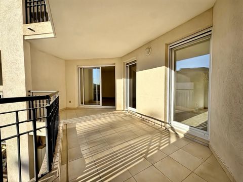 Appartement T3 de 71,58m2 en résidence récente et sécurisée avec terrasse et deux garage en sous sol. Cet appartement de 71,58m2 se compose dune entrée avec placard, un salon/séjour climatisé avec cuisine américaine a26m2 avec accès sur une très bell...