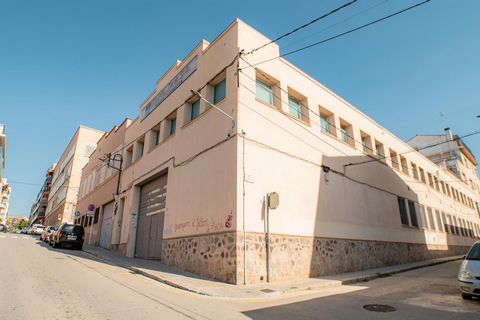 ¡Oportunidad Única en el Corazón Industrial de Mataró! Características Destacadas: Ubicación estratégica: Situada en la Calle Floridablanca, en el corazón industrial de Mataró. Amplios espacios: Dispone de 761 m² en planta baja y 814 m² en planta pri...