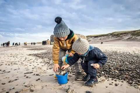 Dieses Luxushaus liegt in der Nähe der Husby Klitplantage auf einem 5.000 m² großen Naturgrundstück. Sie wohnen hier nur 1500 m von der Nordseeküste entfernt, die ganz unabhängig von Wetter und Jahreszeit immer einen Besuch wert ist. Das Ferienhaus i...